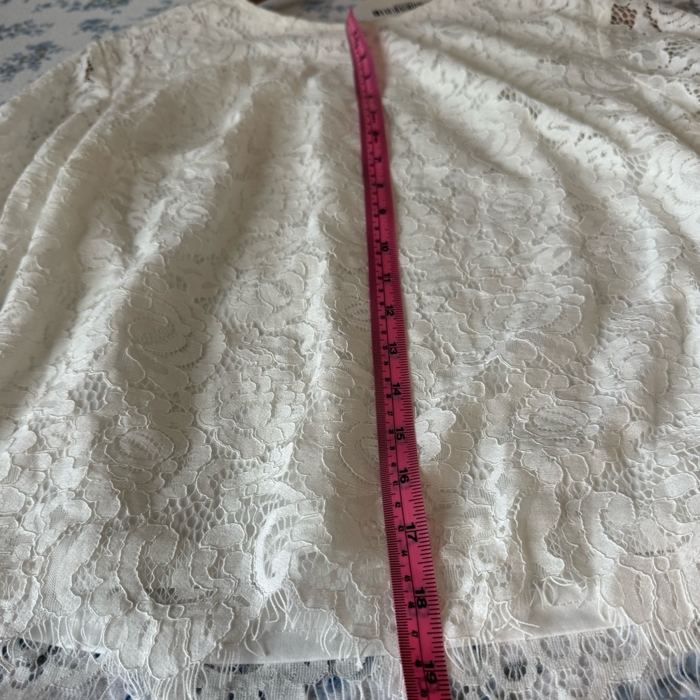 Elegant Floral Lace Blouse in white - Picture 5 of 5